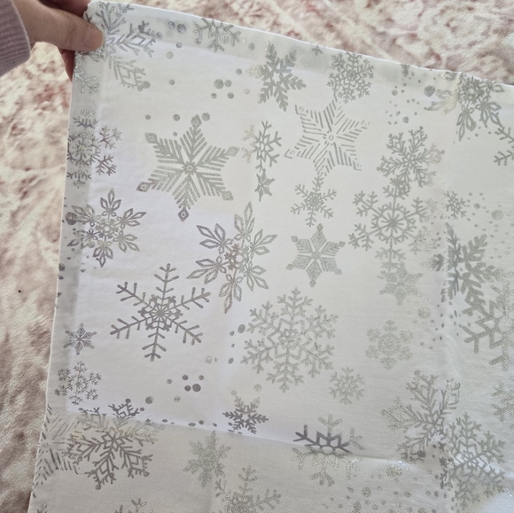 Snowflake Patterned Napkins - Picture 3 of 6